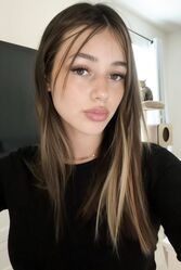 Она очень любит фотографироваться