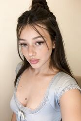 Она очень любит фотографироваться
