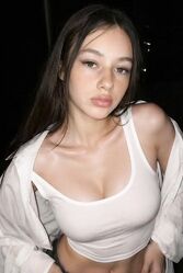 Она очень любит фотографироваться