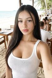 Она очень любит фотографироваться