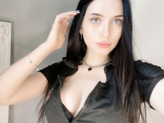 Лола Кинкс меняет наряды