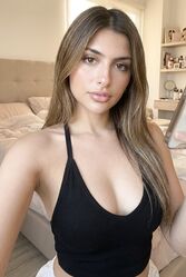 Красивая девушка кавказской внешности