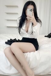 Азиатка делает селфи