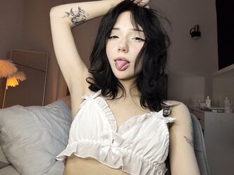 Хикки Майра фотографируется дома в нижнем белье