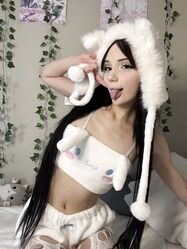 Хикки Майра фотографируется дома в нижнем белье