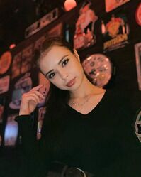 Милая брюнетка Молли Ло переодевается в образ Уэнсдей Адамс