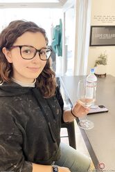 Леана Ловингс демонстрирует свои большие сиськи и сексуальные дырочки