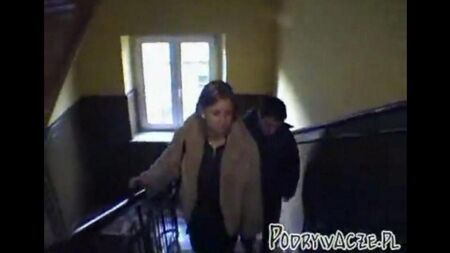 Познакомился с девушкой в метро и потащил в постель