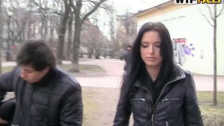 Русские пикаперы развели девушку на секс в туалете кафе