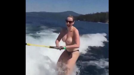 Девушка катается на водных лыжах топлес