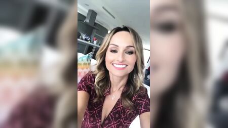 Giada De Laurentiis cleavy vid clip 02
