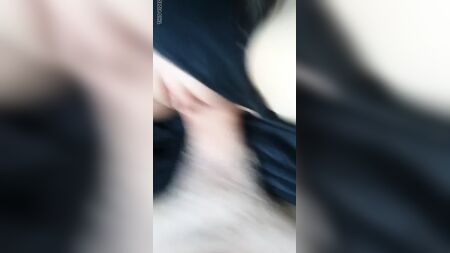 Mama je zove dok se ona jebe
