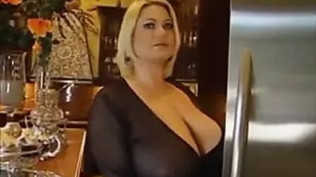 Samantha 38GG Charming housewife