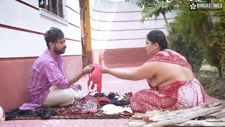 Desi Bra and Panty Salesman Bade Bade Dudhwali Gao ki Chhori Ko Bra ke badale Chod Diya Maje Lekar ( Hindi Audio )