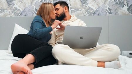 Милый, ну мои дырочки же важнее работы!
