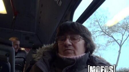 Прямо в автобусе трахнул девушку в задницу