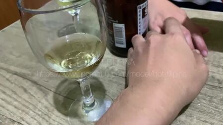 Взрослая красотка немного выпила вина и хочет секса