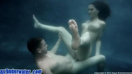 Секс под водой с красивой брюнеткой