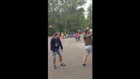 Вожатые Ваня и Илья исполняют танец "Соку соку бачи бачи"))))Смотрим и учимся)